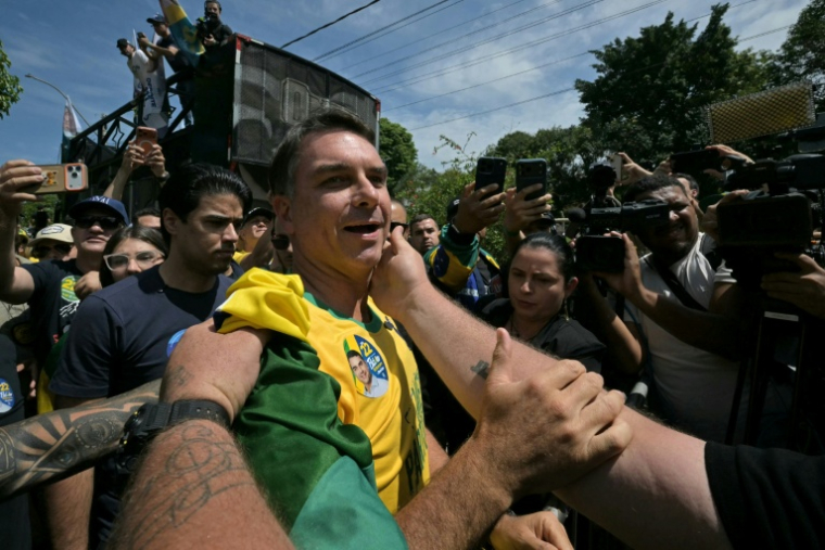 Le candidat conservateur à la présidentielle du Brésil, Flavio Bolsonaro, salue des sympathisants à la veille du scrutin, le 3 octobre 2026 à Santa Barbara d'Oeste, dans l'Etat de Sao Paulo ( AFP / NELSON ALMEIDA )