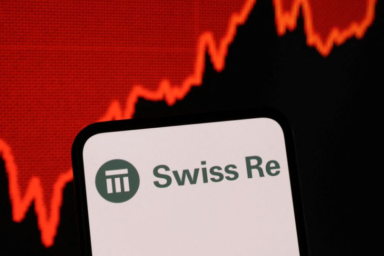 Le logo de Swiss RE et un graphique boursier en hausse sont visibles sur cette illustration