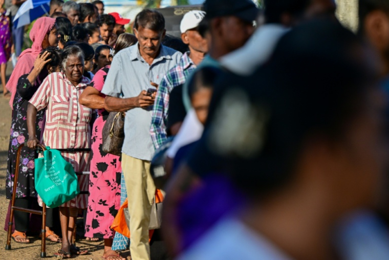 Des patients font la queue devant le centre médical d'urgence japonais de Chilaw, au Sri Lanka, le 9 décembre 2005. ( AFP / Ishara S. KODIKARA )