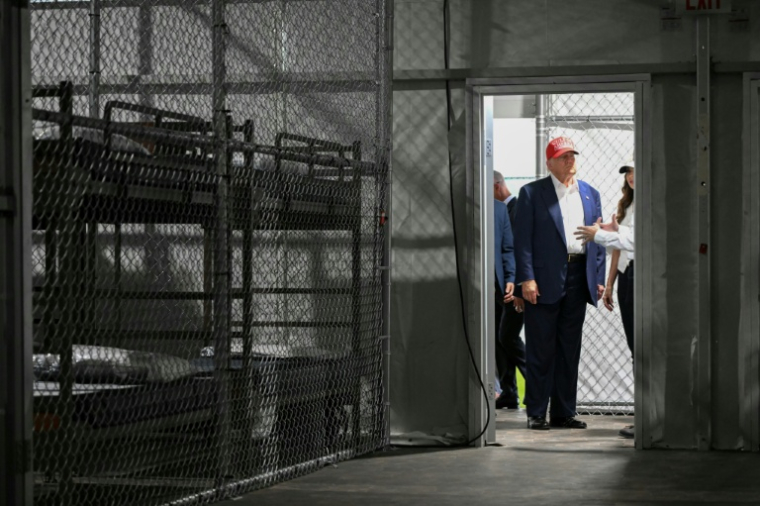 Le président américain Donald Trump visite "l'Alcatraz des alligators", un centre de rétention pour migrants, à Ochopee, en Floride, le 1er juillet 2025 ( AFP / ANDREW CABALLERO-REYNOLDS )