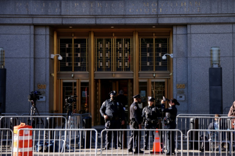 Des policiers devant un tribunal fédéral à New York, le 15 octobre 2026 ( AFP / Leonardo Munoz )