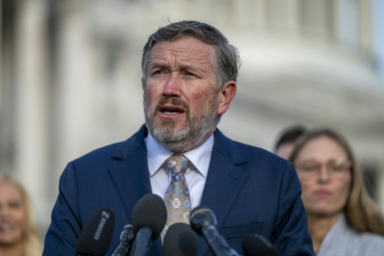Le député républicain Thomas Massie s'exprime lors d'une conférence de presse sur sa proposition de loi demandant la publication des documents du dossier Epstein, devant le Capitole de Washington, le 18 novembre 2025 ( AFP / DANIEL HEUER )