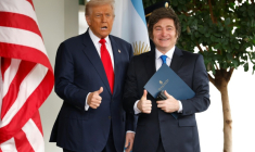 Javier Milei, ici le 14 octobre 2025 avec Donald Trump à Washington, assure à qui veut l'entendre que le soutien financier américain lui est acquis jusqu'à la fin de son mandat, "jusqu'à 2027".              President Trump Meets With Visiting Argentine President Milei At The White House ( GETTY IMAGES NORTH AMERICA / Kevin Dietsch )