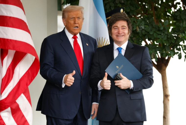 Javier Milei, ici le 14 octobre 2025 avec Donald Trump à Washington, assure à qui veut l'entendre que le soutien financier américain lui est acquis jusqu'à la fin de son mandat, "jusqu'à 2027". President Trump Meets With Visiting Argentine President Milei At The White House ( GETTY IMAGES NORTH AMERICA / Kevin Dietsch )