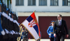 Le président serbe Aleksandar Vucic assiste à une démonstration des capacités de défense aérienne de l'armée serbe à Batajnica, près de Belgrade