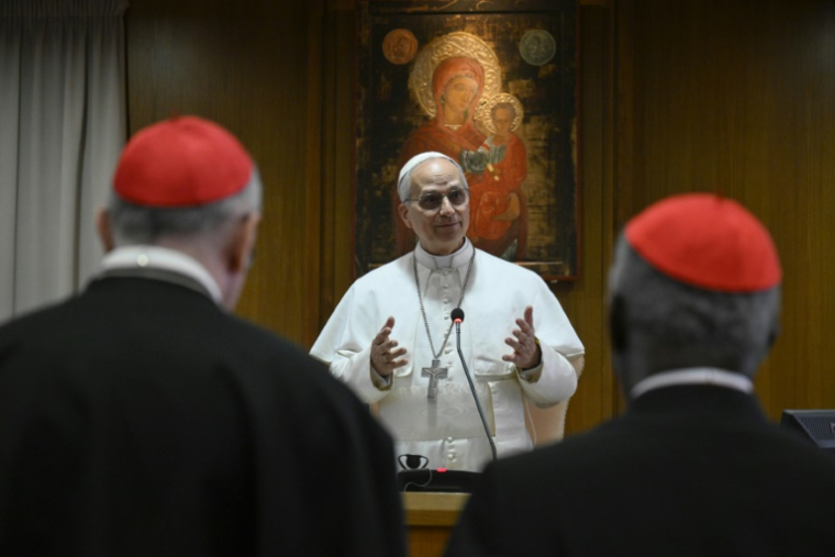 Photo diffusée par les médias du Vatican, le 10 mai 2025, du pape Léon XIV lors d'une rencontre avec des cardinaux au Vatican ( VATICAN MEDIA / Handout )