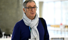 Eric Mouzin, le père d'Estelle Mouzin, arrive à la cour d'assises pour assister au procès de Monique Olivier, ex-femme du tueur en série Michel Fourniret, le 14 décembre 2023 à Nanterre, près de Paris  ( AFP / JULIEN DE ROSA )