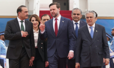 Le vice-président américain JD Vance (c), le chef de l'armée pakistanaise, Asim Munir (g), et le vice-Premier ministre et ministre des Affaires étrangères pakistanais, Mohammad Ishaq Dar, à leur arrivée à Islamabad pour des entretiens avec des responsables iraniens, le 11 avril 2026 ( POOL / Jacquelyn MARTIN )