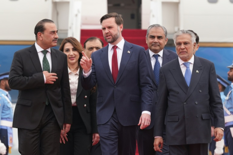 Le vice-président américain JD Vance (c), le chef de l'armée pakistanaise, Asim Munir (g), et le vice-Premier ministre et ministre des Affaires étrangères pakistanais, Mohammad Ishaq Dar, à leur arrivée à Islamabad pour des entretiens avec des responsables iraniens, le 11 avril 2026 ( POOL / Jacquelyn MARTIN )