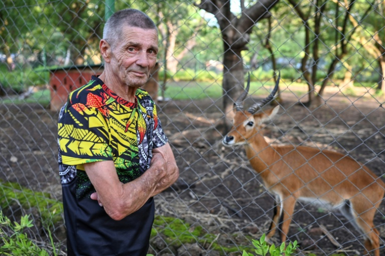 Raynald Gilon, ancien parachutiste belge, garde forestier et aujourd'hui directeur d'hôtel, à Kafolo, le 10 octobre 2025 en Côte d'Ivoire ( AFP / Issouf SANOGO )