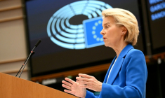 La présidente de la Commission européenne, Ursula von der Leyen, au Parlement européen à Bruxelles, le 12 novembre 2025 ( AFP / Nicolas TUCAT )