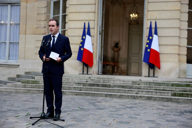 Le Premier ministre français sortant Lecornu s'adresse à Matignon à Paris