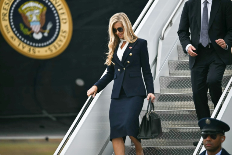 La porte-parole de la Maison-Blanche, Katie Zacharia, descend de l’avion présidentiel Air Force One à la base aérienne d’Elmendorf, à Anchorage , le 13 octobre 2026 en Alaska ( AFP / Kent NISHIMURA )