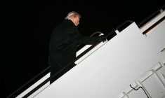Le président américain Donald Trump embarque à bord d'Air Force One à destination de Davos, en Suisse, le 20 janvier 2026 à la base Andrews, dans le Maryland ( AFP / Mandel NGAN )