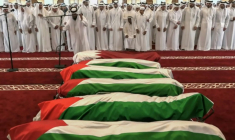 Images de la retransmission par la télévision du Qatar des funérailles des six personnes tuées dans des frappes israéliennes, à Doha le 11 septembre 2025. ( QATAR TV / - )