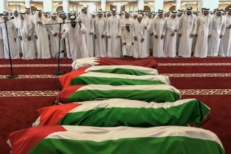 Images de la retransmission par la télévision du Qatar des funérailles des six personnes tuées dans des frappes israéliennes, à Doha le 11 septembre 2025. ( QATAR TV / - )