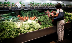 Un client fait ses courses dans un supermarché à Paris