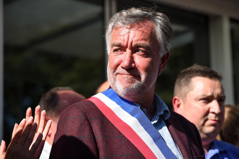 Yannick Morez, ancien maire de Saint-Brevin-les-Pins (Loire-Atlantique), qui a démissionné après avoir été la cible de menaces et violences de l'extrême droite en mai dernier. ( AFP / SEBASTIEN SALOM-GOMIS )