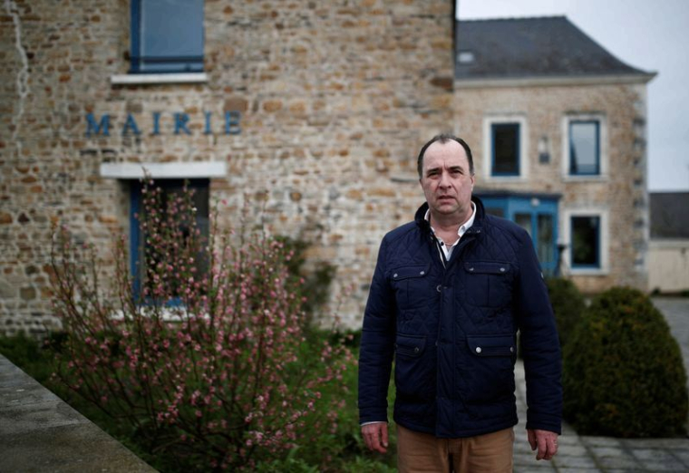 EN FRANCE, RETROUVER LE GOÛT DES AUTRES AU CAFÉ DU VILLAGE