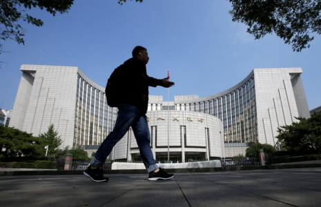 Un homme passe devant le siège de la Banque populaire de Chine