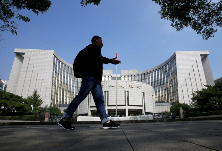 Un homme passe devant le siège de la Banque populaire de Chine