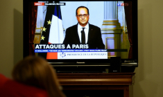 Le président François Hollande s'adresse à la nation lors d'une intervention télévisée depuis l'Elysée, alors que des attentats frappent Saint-Denis et Paris, le 13 novembre 2015 ( AFP / Damien MEYER )