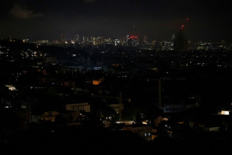 La ville de Barcelone, en Espagne, en partie plongée dans le noir dans la soirée du 28 avril 2025 ( AFP / Josep LAGO )
