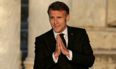 Le président français Emmanuel Macron salue le public à son arrivée sur scène lors d'un événement à l'Agora romaine d'Athènes, le 24 avril 2026 en Grèce ( AFP / Ludovic MARIN )