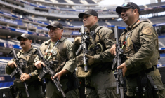 Des policiers d'une unité SWAT déployés dans le stade de Los Angeles avant le match entre l'Iran et la Nouvelle-Zélande, lors du Mondial, le 15 juin 2026 ( AFP / ETIENNE LAURENT )