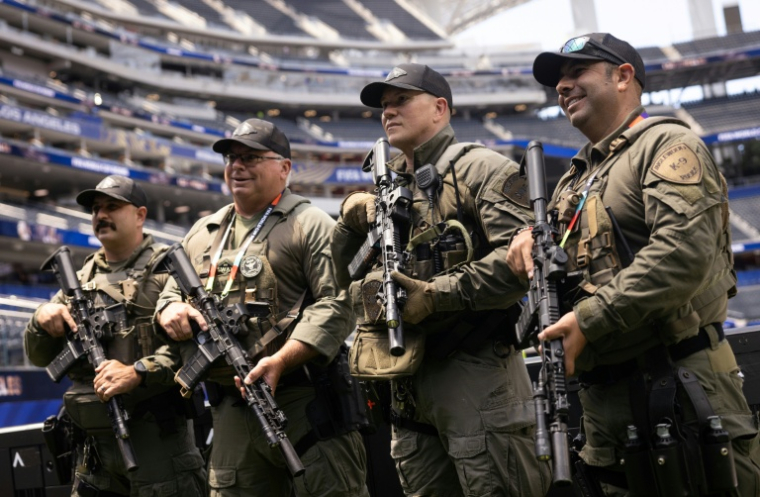 Des policiers d'une unité SWAT déployés dans le stade de Los Angeles avant le match entre l'Iran et la Nouvelle-Zélande, lors du Mondial, le 15 juin 2026 ( AFP / ETIENNE LAURENT )