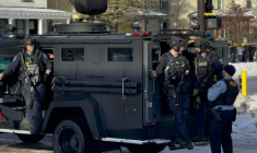 Des agents de police arrivent à Minneapolis, le 7 janvier 2026, où un policier de l'immigration a tué une femme lors d'une opération ( AFP / Kerem YUCEL )