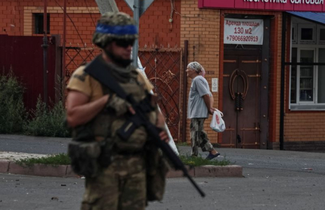 Un militaire ukrainien patrouille dans la ville de Soudja