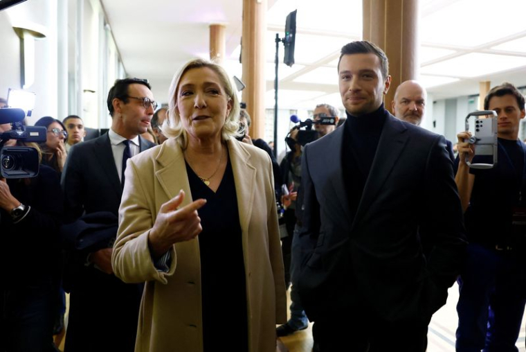 Marine Le Pen et Jordan Bardella après un discours à la presse