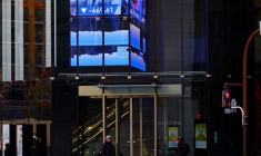 L'indice Nikkei est affiché dans un quartier d'affaires de Tokyo