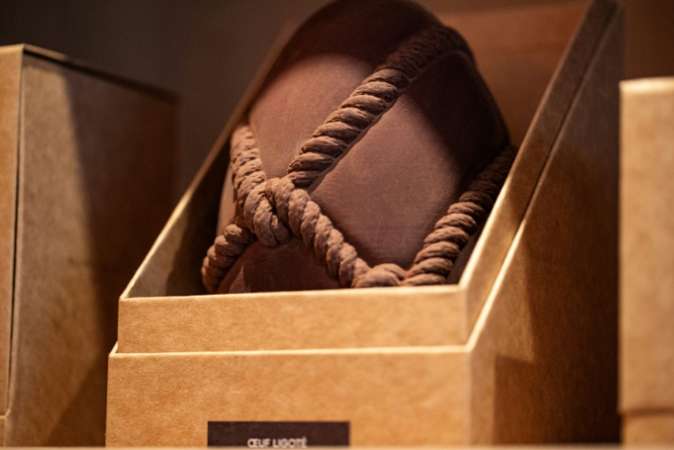 Un oeuf de Pâques en chocolat dans une boutique du pâtissier Pierre Hermé, le 13 mars 2024 à Paris ( AFP / Guillaume BAPTISTE )