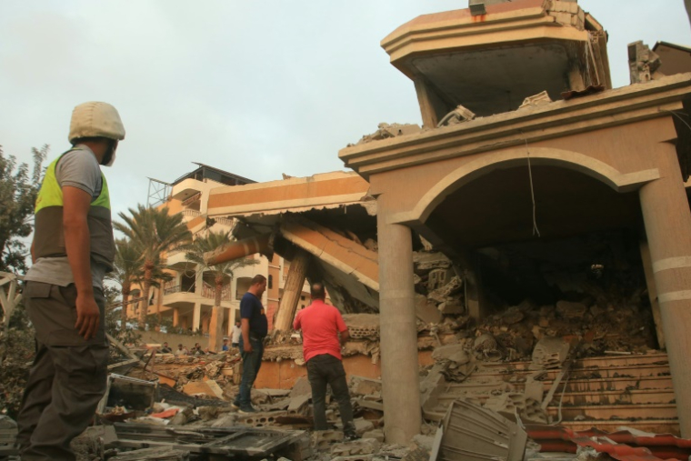 Des gens se réunissent sur le site d’une frappe aérienne israélienne ayant visé le village libanais de Tayr Debba, dans le sud du pays, le 6 novembre 2025 ( AFP / Mahmoud ZAYYAT )