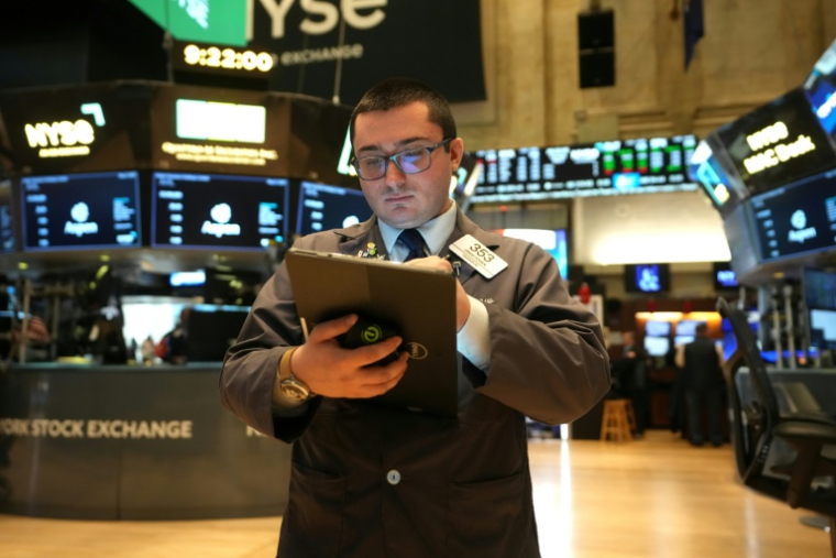 Un opérateur à la Bourse de New York, le 8 mai 2025. ( AFP / TIMOTHY A. CLARY )