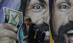 Un habitant passe devant une fresque murale liée aux taux de change à Caracas, au Venezuela, le 2 juin 2025 ( AFP / Pedro MATTEY )