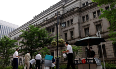 Des gens achètent leurs déjeuners devant le siège de la Banque du Japon à Tokyo