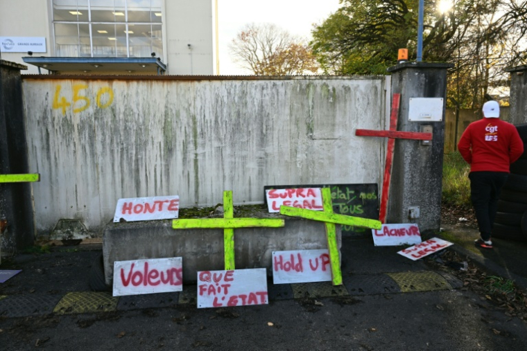 Des croix déposées par des employés de l'aciériste NovAsco à Hagondange, le 17 novembre 2025 en Moselle, dans l'attente de la décision du tribunal de Commerce de Strasbourg ( AFP / Jean-Christophe VERHAEGEN )