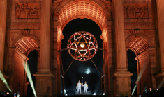 Les légendes italiennes du ski Deborah Compagnoni et Alberto Tomba allument la vasque olympique sous l'Arc de la paix à Milan, lors de la cérémonie d'ouverture des Jeux de Milan Cortina, le 6 février 2026 ( POOL / Jamie Squire )