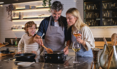 La manière dont les parents consomment de l’alcool contribue à façonner ce que leurs enfants considèrent comme une pratique « normale ». (crédit: Adobe Stock)