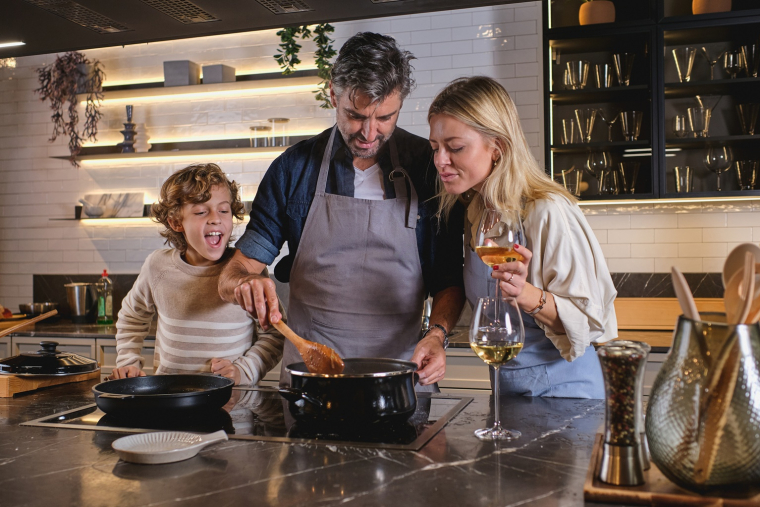La mani&egrave;re dont les parents consomment de l&rsquo;alcool contribue &agrave; fa&ccedil;onner ce que leurs enfants consid&egrave;rent comme une pratique &laquo; normale &raquo;. (cr&eacute;dit: Adobe Stock)