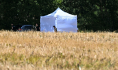 Des gendarmes montent la garde sur le site où sont menées des recherches pour retrouver le corps de Delphine Aussaguel, disparue en décembre 2020, lel 16 juillet 2026 à Villeneuve-sur-Vère, dans le Tarn ( AFP / Lionel BONAVENTURE )