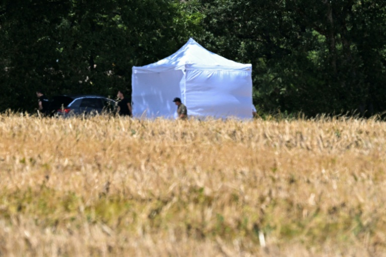 Des gendarmes montent la garde sur le site où sont menées des recherches pour retrouver le corps de Delphine Aussaguel, disparue en décembre 2020, lel 16 juillet 2026 à Villeneuve-sur-Vère, dans le Tarn ( AFP / Lionel BONAVENTURE )