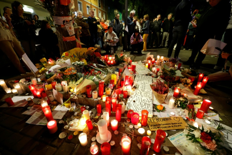Des fleurs et des bougies en hommage à la retraitée Maricarmen Abascal, expulsée de son logement et décédée la veille, le 8 septembre 2026 à Madrid ( AFP / Oscar DEL POZO )