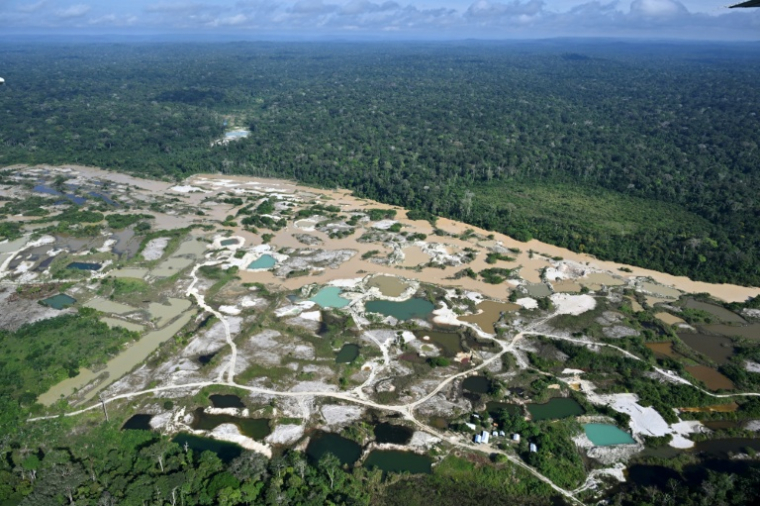 Vue aérienne d'une zone minière illégale dans la zone de protection environnementale de Tapajós, dans la municipalité d'Itaituba, en Amazonie, au sud-ouest de l'État du Pará, au Brésil, le 21 mai 2026 ( AFP / Evaristo Sa )