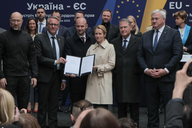 Lors d'une cérémonie à Lviv, le 9 mai 2025, le Premier ministre ukrainien Denys Shmyhal (à gauche), le ministre ukrainien des Affaires étrangères Andrii Sybiha (à droite), la cheffe de la diplomatie européenne Kaja Kallas (au centre à droite) posent avec le ministre des Affaires étrangères Jean-Noël Barrot. ( AFP / SERGII VOLSKYI )
