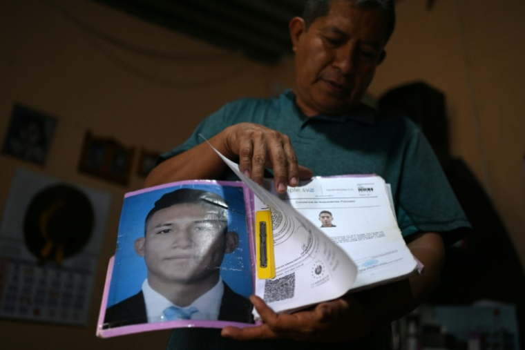 Reynaldo Santos, père de Jonathan Santos, qui a été placé en détention, montre une photo et un certificat attestant que son fils n'a pas de casier judiciaire lors d'un entretien avec l'AFP à son domicile de Soyapango, au Salvador, le 9 mars 2026 ( AFP / STRINGER )