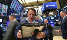 Des opérateurs à la Bourse de New York le 20 avril 2026. ( AFP / TIMOTHY A. CLARY )